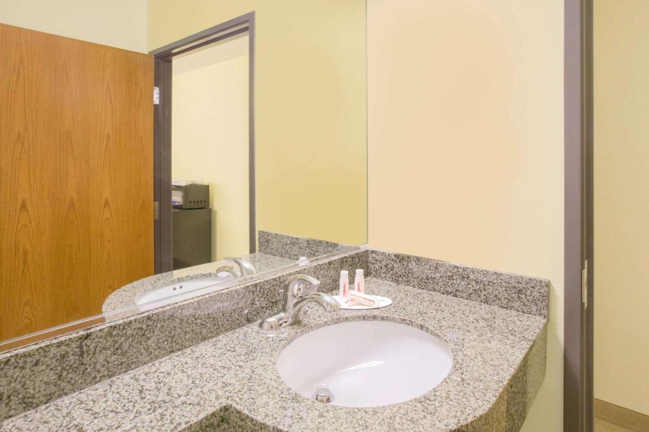 Microtel Inn & Suites By Wyndham Delphos Exterior foto
